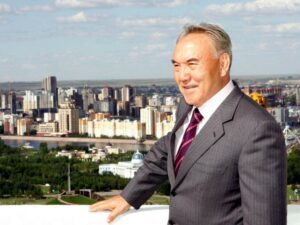 Nazarbayev plays with Donbas map