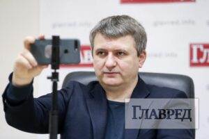 “Локшина на вухах смертельно небезпечна” – співзасновник UIF Романенко звернувся до четвертої влади після скандалу із Савченко