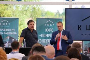 Найвпливовіші бізнесмени і політики допомагають виховувати нову еліту